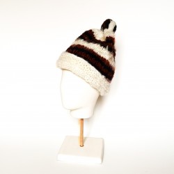 Bonnet entièrement tricoté à la main, pièce unique en pure laine vierge de l'ile  de Chiloé (Patagonie, Chili).